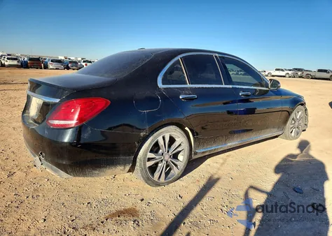 2016 Mercedes-Benz C 300 z USA, uszkodzony, nr VIN 55SWF4JB2GU165767